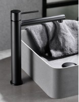 Grifo moderno lavabo largo negro ambiente