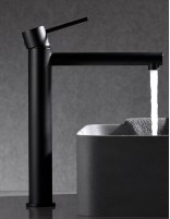 Grifo moderno lavabo largo negro ambiente