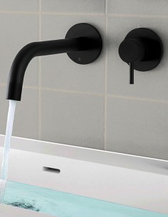 Grifo lavabo negro empotrado pared en uso 2