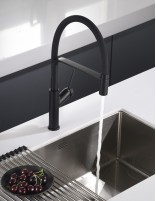 Grifo cocina flexible negro mate SENA de Imex ambiente cocina