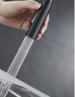 Grifo cocina monomando extraíble negro mate Berna de Imex ambiente difusor lluvia