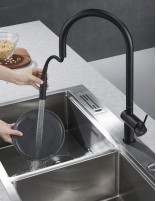 Grifo cocina monomando extraíble negro mate Berna de Imex ambiente latiguillo