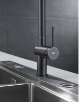 Grifo cocina monomando extraíble negro mate Berna de Imex ambiente detalle maneta