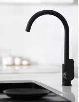 Grifo moderno para cocina negro mate modelo Bélgica de Imex ambiente fondo blanco