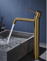 Grifo para lavabo alto oro cepillado modelo Monza de Imex ambiente