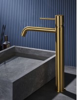 Grifo para lavabo alto oro cepillado modelo Monza de Imex ambiente
