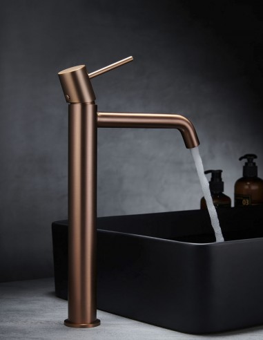 Grifo para lavabo alto oro rosa modelo Monza de Imex ambiente