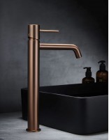 Grifo para lavabo alto oro rosa modelo Monza de Imex ambiente
