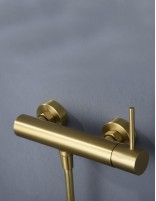 Kit grifería ducha oro cepillado modelo Monza de Imex ambiente