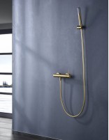 Kit grifería ducha oro cepillado modelo Monza de Imex ambiente