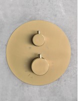 Conjunto de ducha termostático empotrado  oro cepillado modelo Monza ambiente