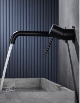 Grifo lavabo empotrado monomando negro modelo Monza de Imex ambiente