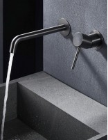 Grifo lavabo empotrado monomando black gun metal modelo Monza de Imex ambiente
