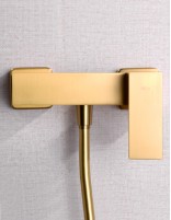 Grifo de ducha cuadrado oro detalle