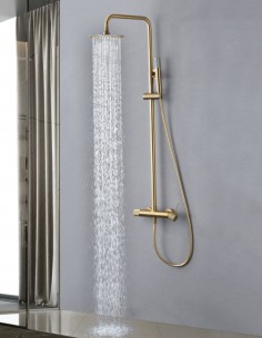 Columna ducha oro cepillado modelo LINE de IMEX ambiente