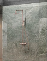 Columna ducha oro rosa cepillado modelo LINE de IMEX ambiente