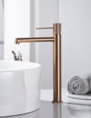Grifería lavabo alto oro rosa cepillado modelo LINE de IMEX ambiente