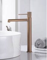 Grifería lavabo alto oro rosa cepillado modelo LINE de IMEX ambiente