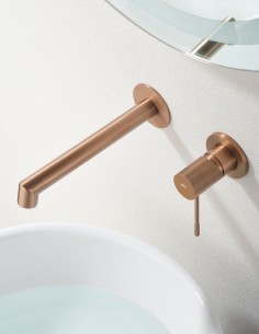 Grifería de lavabo empotrado oro rosa cepillado modelo LINE de IMEX ambiente