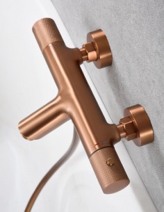 Grifo bañera termostático oro rosa cepillado modelo LINE de Imex 2