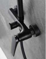 Barra ducha monomando negra modelo DELOS detalle grifo