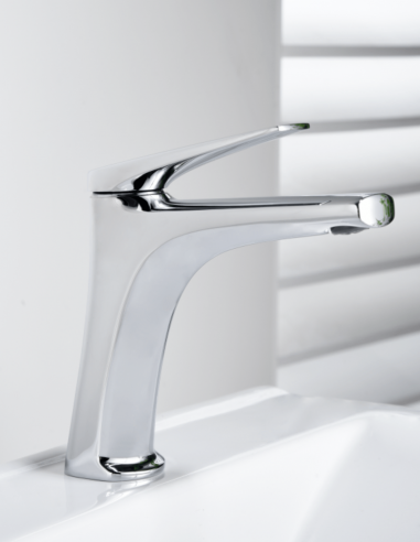Grifería de lavabo cromo modelo DELOS de IMEX ambiente