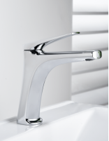 Grifería de lavabo cromo modelo DELOS de IMEX ambiente