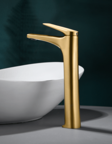 Grifería para lavabo caño alto oro modelo  DELOS de Imex ambiente