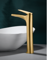 Grifería para lavabo caño alto oro modelo  DELOS de Imex ambiente