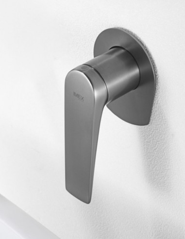 Grifo black gun metal de lavabo empotrado modelo DELOS de IMEX detalle maneta