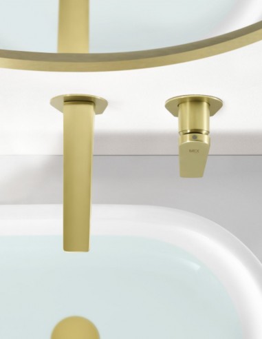 Grifería de lavabo empotrado oro modelo DELOS de IMEX ambiente