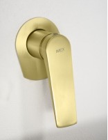 Grifería de lavabo empotrado oro modelo DELOS de IMEX detalle maneta