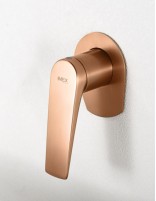 Grifería de lavabo empotrado oro rosa modelo DELOS de IMEX detalle maneta