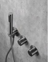 Ducha empotrado termostática black gun metal  modelo ASSEN de Imex detalle grifo