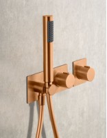 Conjunto ducha oro u oro rosa empotrada termostática modelo TIBET de Imex detalle mango