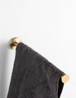 Toallero barra recto dorado detalle