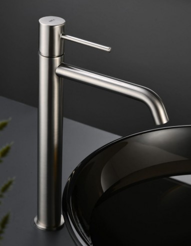 Grifo para lavabo alto níquel modelo Monza de Imex ambiente