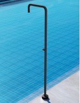 Ducha exterior piscina acero inoxidable​ negra ambiente