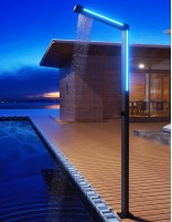 Ducha de exterior para piscina negra ambiente