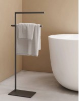 Detalle toallero de pie negro mate