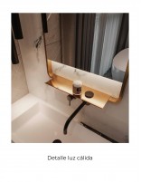 Detalle luz cálida espejo con marco metálico negro