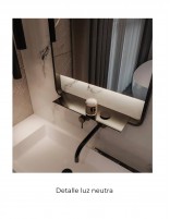 Detalle luz neutra espejo con marco metálico negro