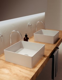 Lavabo cuadrado sobre encimera