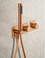 Conjunto ducha oro u oro rosa empotrada techo termostática detalle oro rosa