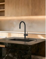 Grifo cocina LAZIO negro mate ambiente
