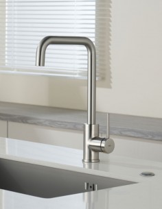 Grifo cocina caño curvo cromo  modelo LOIRA de Imex ambiente 2