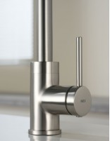 Grifo cocina caño curvo níquel cepillado detalle maneta