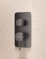 Conjunto ducha empotrado termostático - black gun metal SASSARI de IMEX detalle