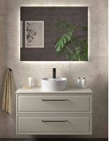 Conjunto de baño clásico sobre encimera gris mate