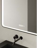 Espejo rectangular con marco LED, antivaho y reloj detalle